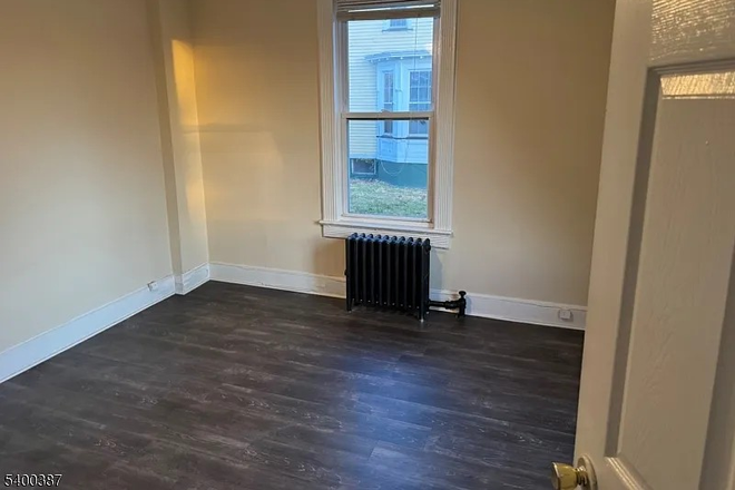 Bedroom - SPACIOUS STUDENT HOUSING (EXCELLENT LOCATION)  – AVAILABLE IMMEDIATELY!! Duplex