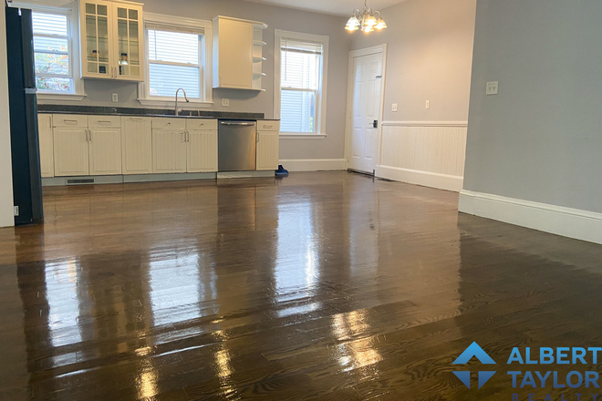 Living Room - 1st Floor 6 Bed 1 minute from Green Line!!