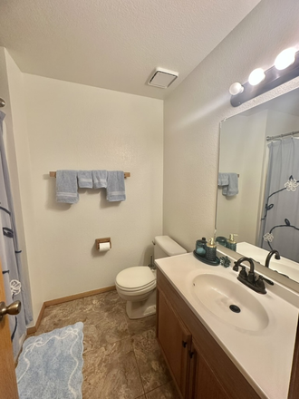 Private Bathroom - Gold Run Apartment close to campus