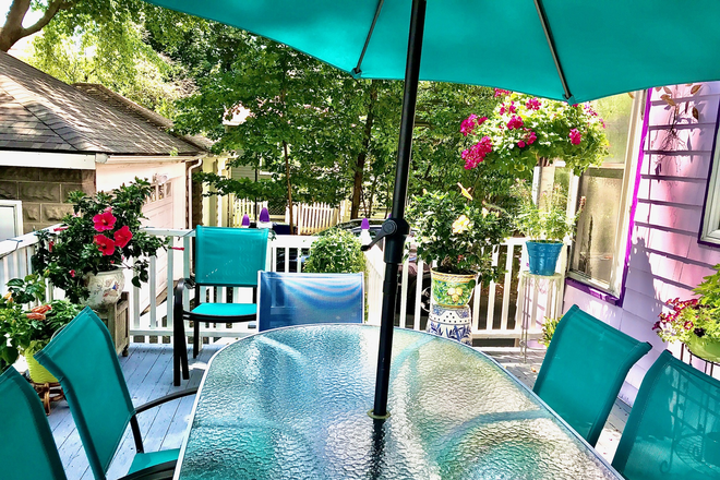 Deck - 3rd Floor apartment in Victorian Home