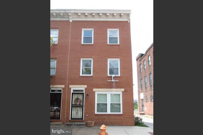 front - 3B3B End Unit Townhouse in Safe Neighborhood, 15 minutes' walk to medical school