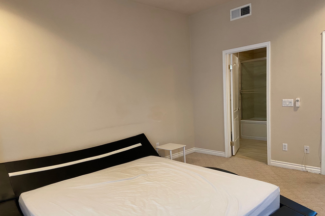 Bedroom - Townhouse near Old Town Pasadena, 35 minute walk from South Campus
