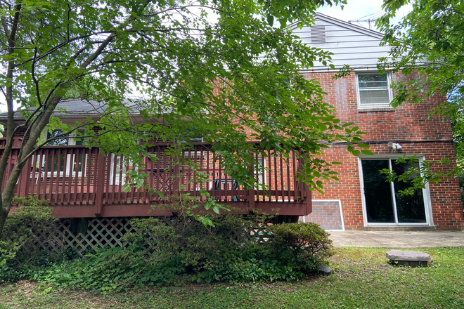 Backyard - One Large Bedroom Available in a Single-Gendered House near UMD