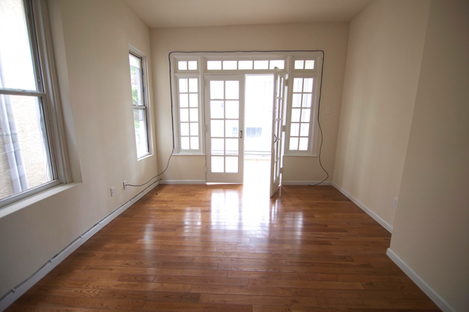 living room - Bright and Beautiful Studio Close To Campus Apartments