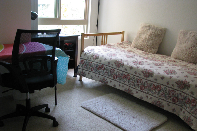 Bedroom - Room with private bathroom and separate entrance, 10 min walk to UCI.