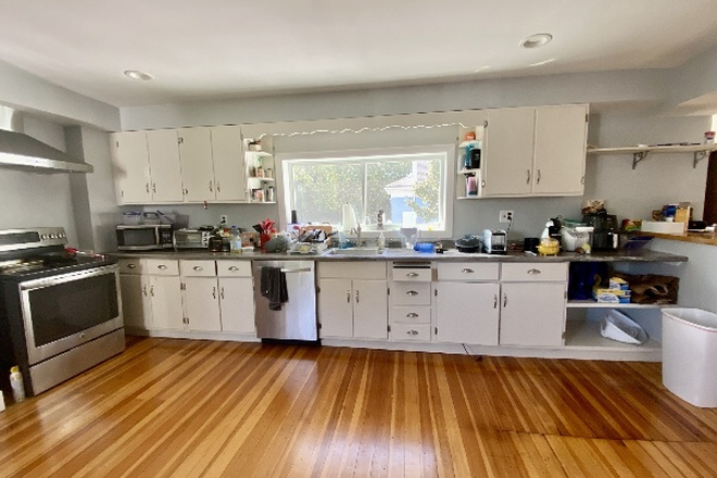 kitchen - HUGE 6 Bed / 1.5 Bath w/ Laundry in unit!! Available 6/1/25!! Apartments