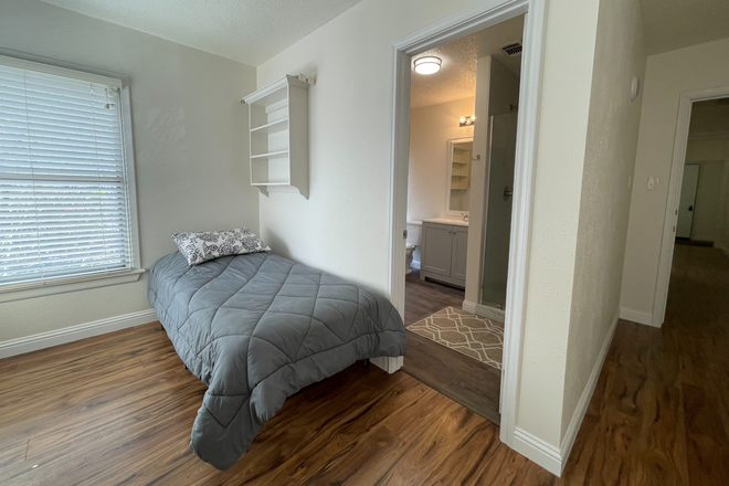 bedroom - 2011 Sheridan St - walking distance to Rice/Med Center Duplex