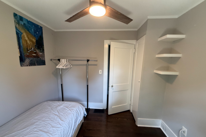 Optional garment rack - Furnished bedroom in shared home-Moore St-Princeton