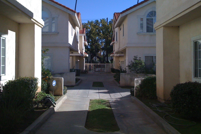 Complex - Large bedroom 2nd floor for 1 semester only