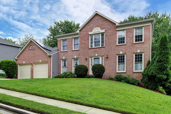 Front of house - Metro-accessible Room Rental with Amenities