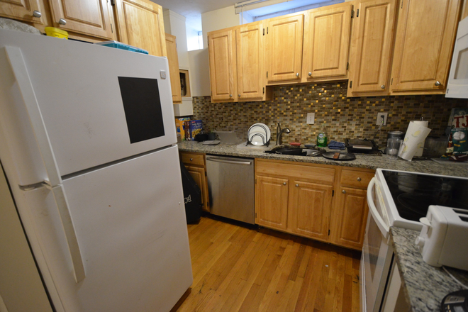 Kitchen - 4 Bed Available 9/1/26! *CONTACT NOAH 603-470-8181 Apartments
