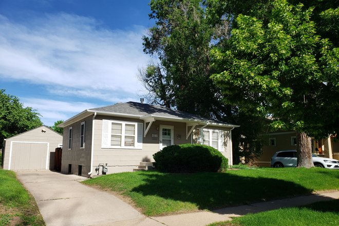 View from the street - 🏠 🏠 🏠 All three rooms are available in 3-Bedroom Duplex - 10-Minute Walk to DU Duplex