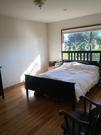 Bedroom number 1 - Bright Furnished 2-Room Suite w/ Private Entrance – Berkeley Hills