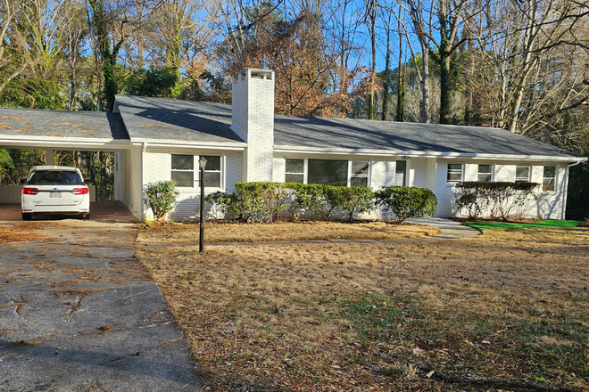 front of the house - Spacious 5BR/4BA House — Perfect Student Home in Prime Location