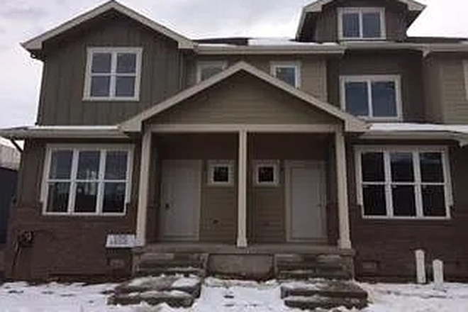 Left entrance is the unit pertaining to this listing - ROOMMATE WANTED COZY DUPLEX OFF FOLSOM 15 MIN WALK TO CAMPUS, IN BETWEEN SPROUTS & BACKCOU