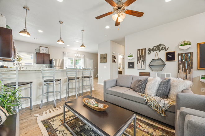 Living Room - DISCOUNTED COLLEGE TOWN LEASE Apartments