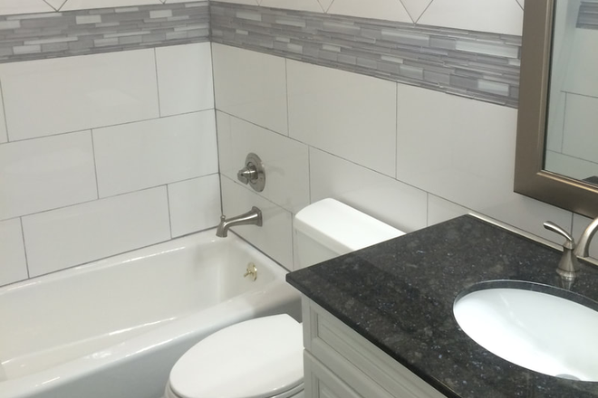 Maple Bathroom - Maple Avenue - 6 Bedroom - Available June 2025 House