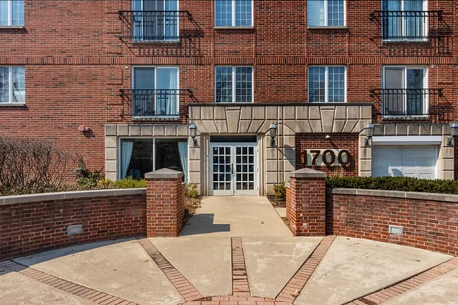 Outside Street View of Building - 1700 Hinman Apartments