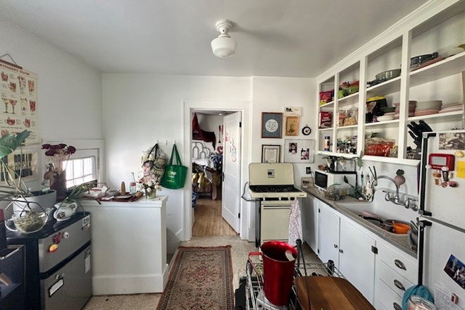 K - Prime Location! Next to Kinnick Stadium & UIHC! Walk to Law, Pharmacy, Dental! Nice Place Apartments