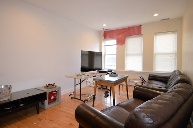 ... - 2 FLOORS UNIT 5 BEDS/2 BATHS || CENTRAL AIR || UPDATED BATHROOMS Condo