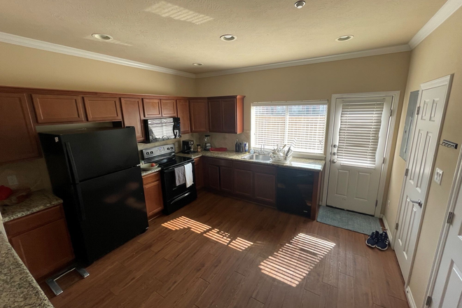 KItchen - Texas A&M University Housing Bike to TAMU/Bus Route - Townhome - 2 Roommates Needed