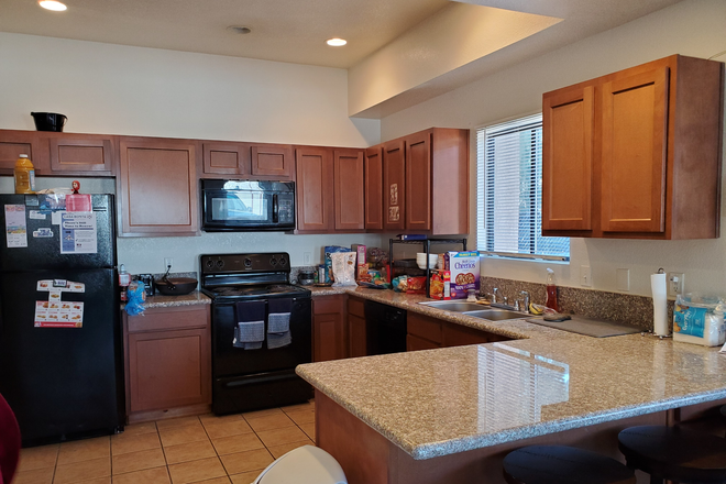 Granite Kitchen - 8-bed 4-bath near UofA House
