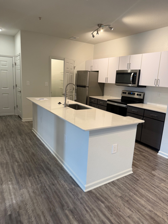 Kitchen - Monaco at Waterford lakes Apartments