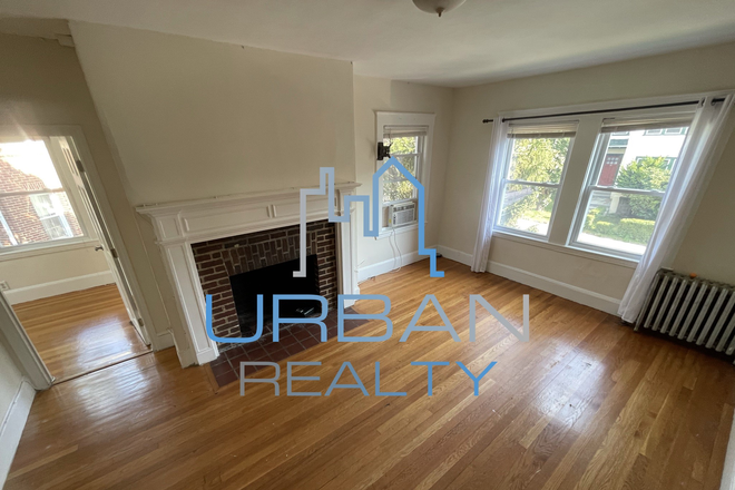 Living Room - **AVAILABLE 25-26*** LARGE 7 BED 2 BATH ON RADNOR - OFF STREET PARKING AVAIL - WALK TO CAMPUS!!