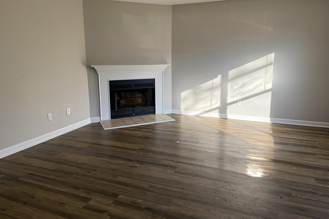 Living room - Close to William & Mary  and 199 corridor Townhome