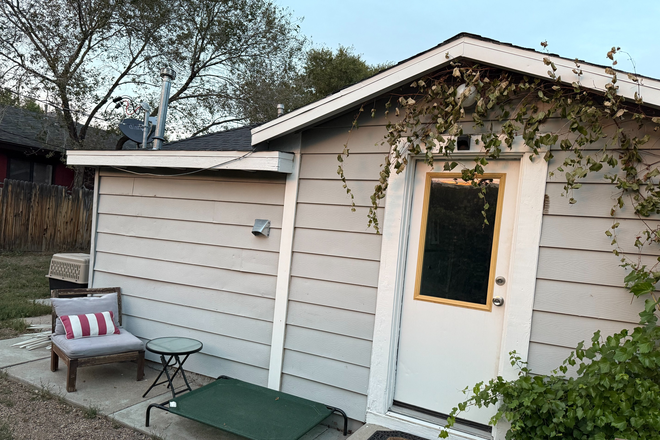 backyard - Room in small house 10-15 min drive from North campus