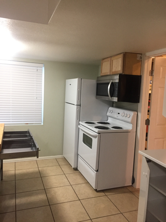 Kitchen area - Chateaux at Auroria Park Condo