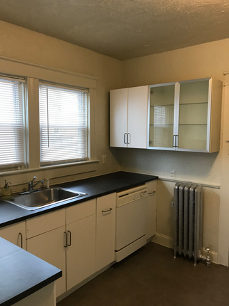 Kitchen with dishwasher - BROWN UNI/HOPE- 2 bedroom 1bath  AUGUST 15th move in