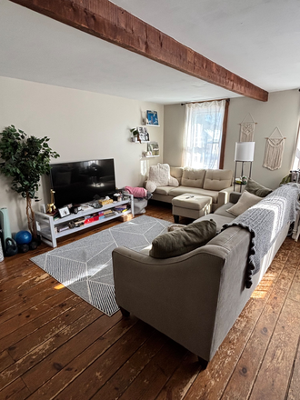 living area - Two Bedroom Walking Distance to VLGS