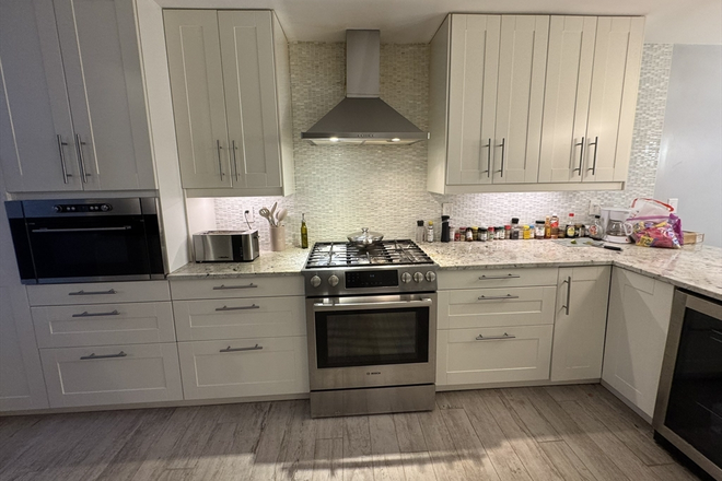 Kitchen - Luxury 3 Bed 3 bath 10 Minutes from Campus!!