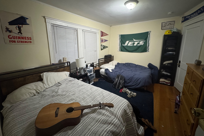 Bedroom suitable for single or double tenant - *BEDROOM AVAILABLE FOR SUMMER '25* - 3 minute walk to T stop, close commute to downtown Boston