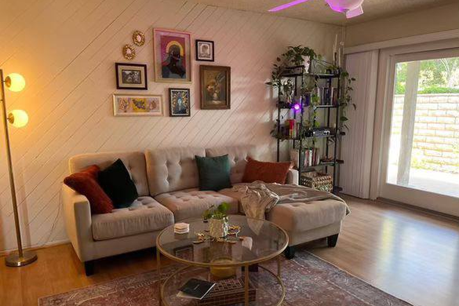 Family Room 1 - Room available for clean, female students Townhome