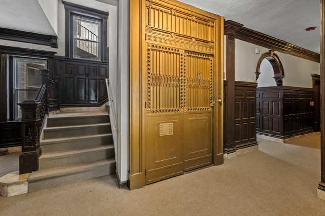 Elevator and Entrance - Room For Rent in 2-bed Apartment - NEU