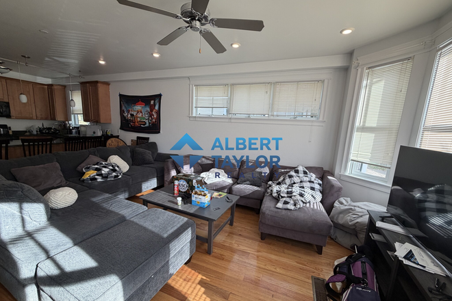 Living Room - Large 4 Bed 3.5 Bath with Private Basement!! Apartments