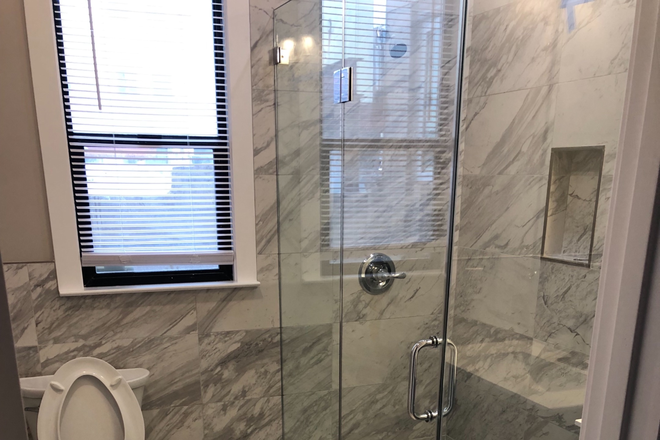 Shared Bathroom - Easy Public Transportation Access to University