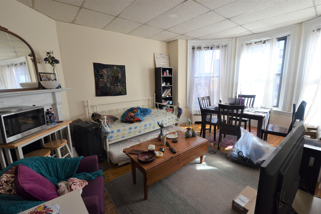living room - Sunny 1 bed/bath - Available 9/1 - Marlborough St. - Special Deal: NO BROKERS FEE Apartments