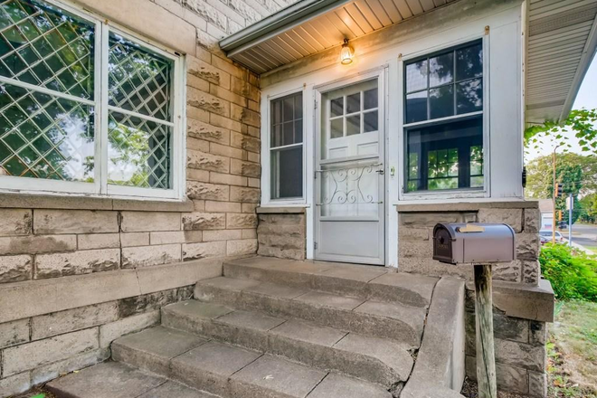 Front Steps - Short Commute to Saint Thomas- Huge 5 Bed- SFH - 2 Car Garage House