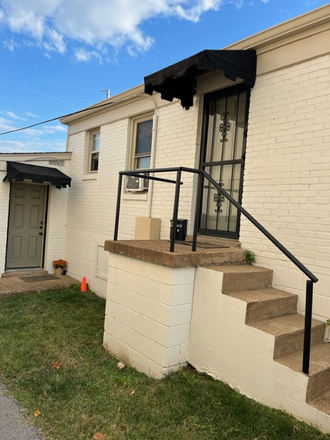 apartment entrance - Perfect LOCATION!  WALK to campus!  Private 1  BEDROOM  furnished w utilities Apartments