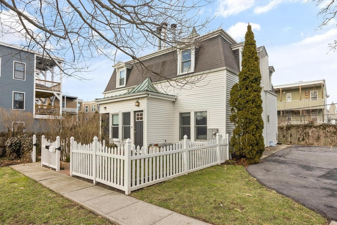 . - SPACIOUS 2 Bed/2 Bath w/ Laundry IN UNIT - avail 11/1!! Apartments