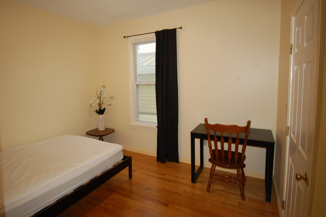 Medium room - Room in 3-bedroom 1bath apt, near MBTA Orange Line and Green line, Bus 80,89,90 and 101.
