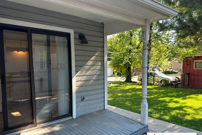 Back porch - Single bedroom in shared apartment, 2 mins from campus!