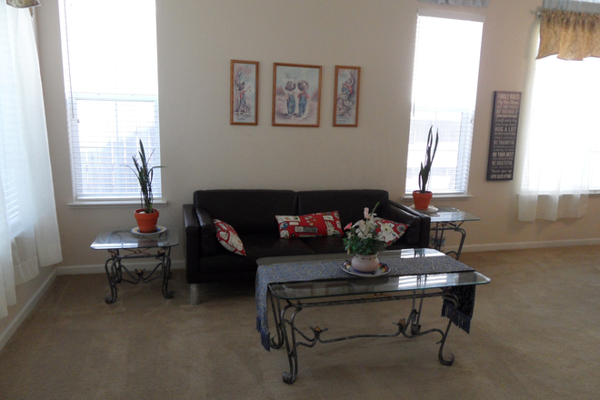 Reception area - January Rent Prorated, Furnished, 4.5 months Lease, Ready to Move-in Close to bus stop House