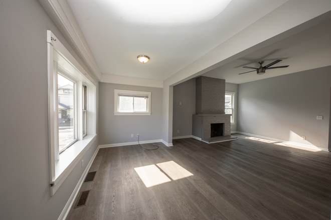 Entry to Living Room - Xavier Student Housing:  Renovated 3 bedroom apartment