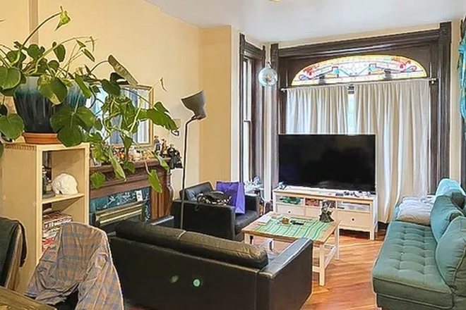 living space - Room in 3 bed 2 bath apartment (10 min walk to SCE)