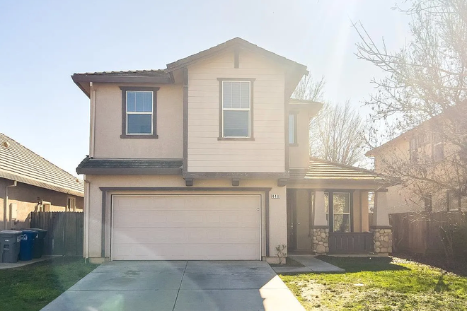 Front of the house - Master Bedroom and single bedroom available, 7 minutes from Campus, bus stop within walking distance