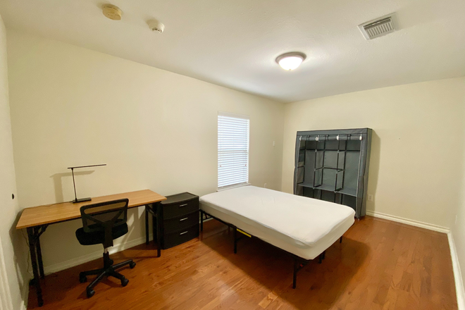 Larger room - 3503 Rosedale St House